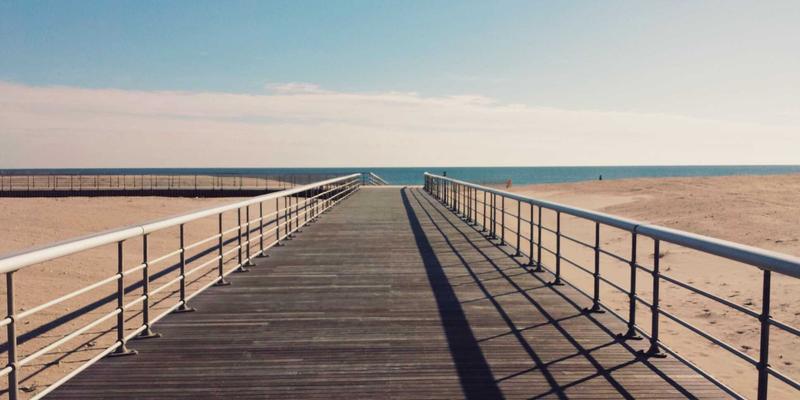 工业设备交易指南：挖掘机与起重机的买卖策略与市场洞察